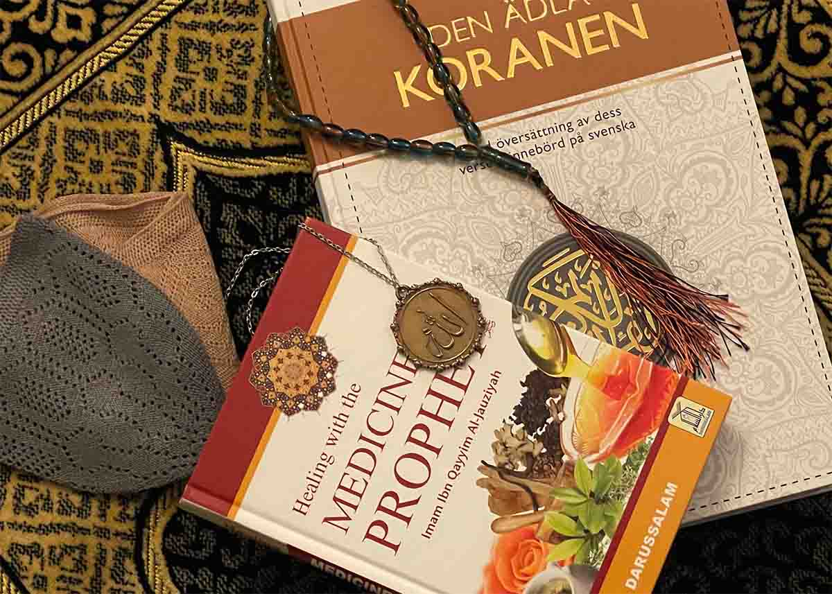 Bild på Koran och annan muslimsk bok på en bönematta. Bilden ska symbolisera muslimska länkar.