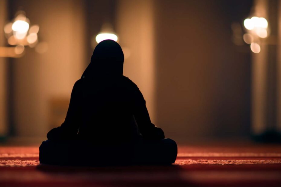 Muslimsk kvinna som ber. Hon vill nog inte lämna islam.