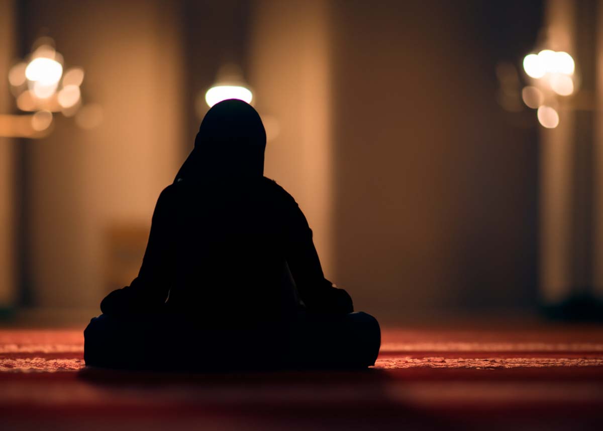 Muslimsk kvinna som ber. Hon vill nog inte lämna islam.